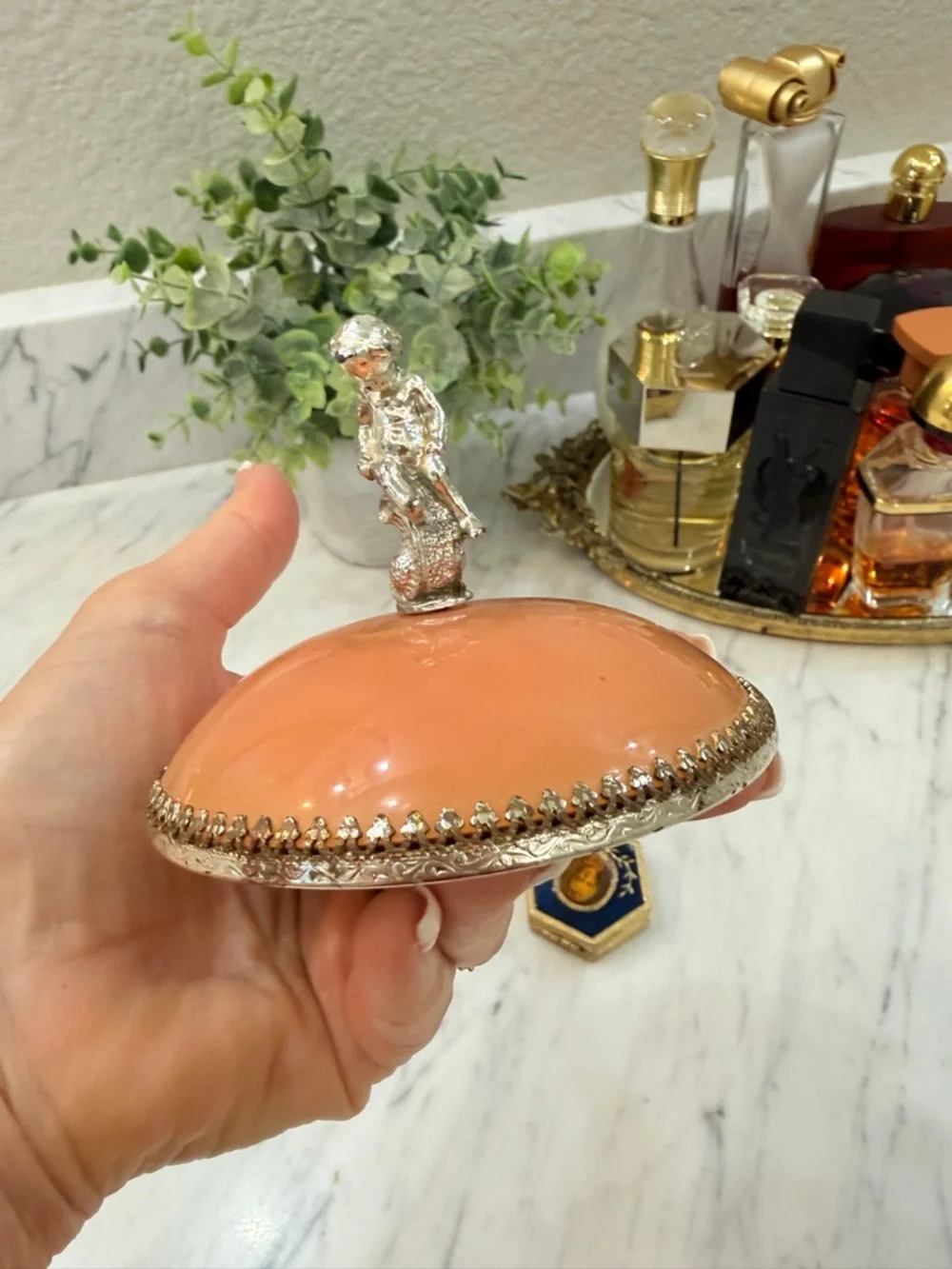 Vintage Estee Lauder Compact & Unusual Domed Mirror with Cherub - Picture 6 of 17